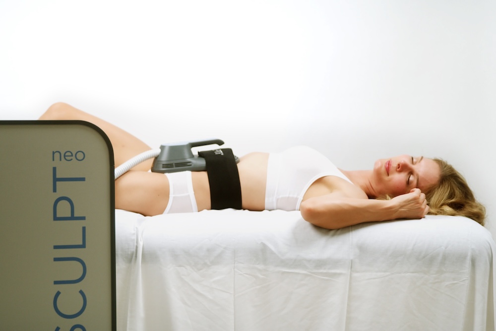Emsculpt_Neo_PIC_Female-Model-Device-Abdomen